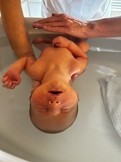 Bébé recevant un soin dans l'eau